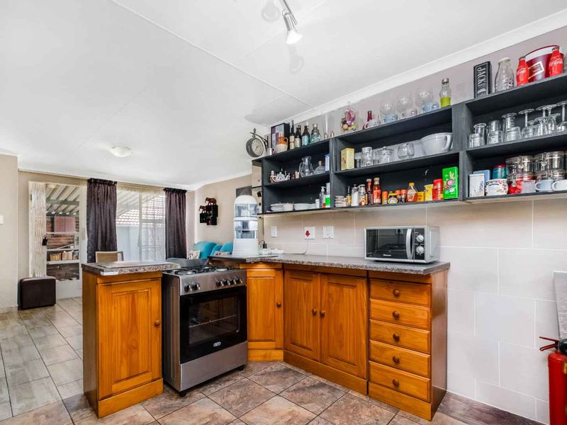 A LIGHT AND BRIGHT 2 BEDROOM, 1 BATH SIMPLEX UNIT- SOUNDS LIKE A FANTASTIC FIND! - Photo 6