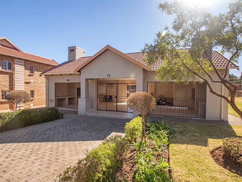 Wow well sized ground floor apartment in a well maintained complex in Honeydew. - Photo 2