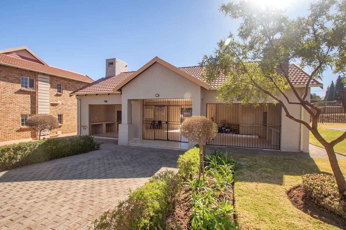 Wow well sized ground floor apartment in a well maintained complex in Honeydew. - Photo 2