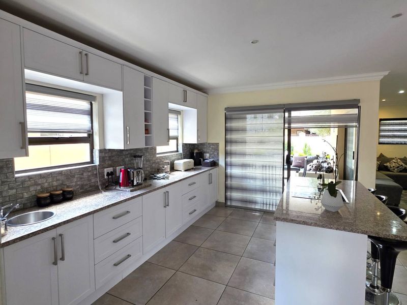 4 Bedroom Family Home in Melodie Hartbeespoort to RENT   R 24 000 - Photo 10