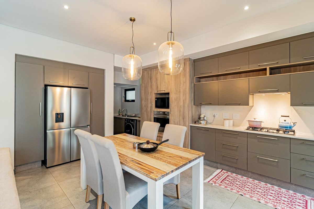 Charming 3 Bedroom Home in a Sought-After Complex in Bryanston - Photo 4