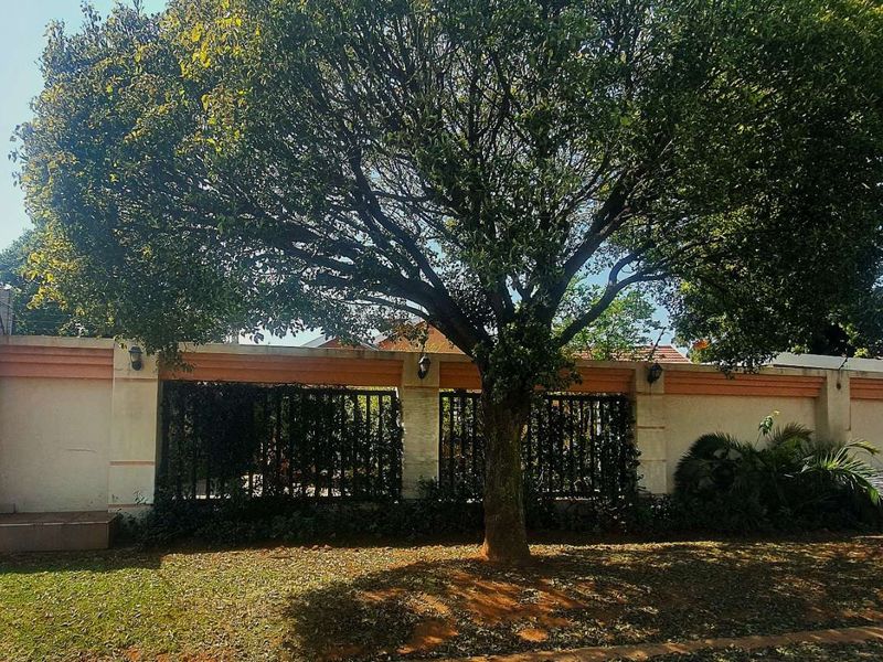 Lovely 5 bedroom family home with a study and entertainment area - Photo 3