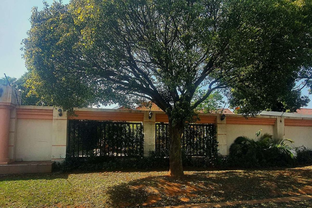 Lovely 5 bedroom family home with a study and entertainment area - Photo 3