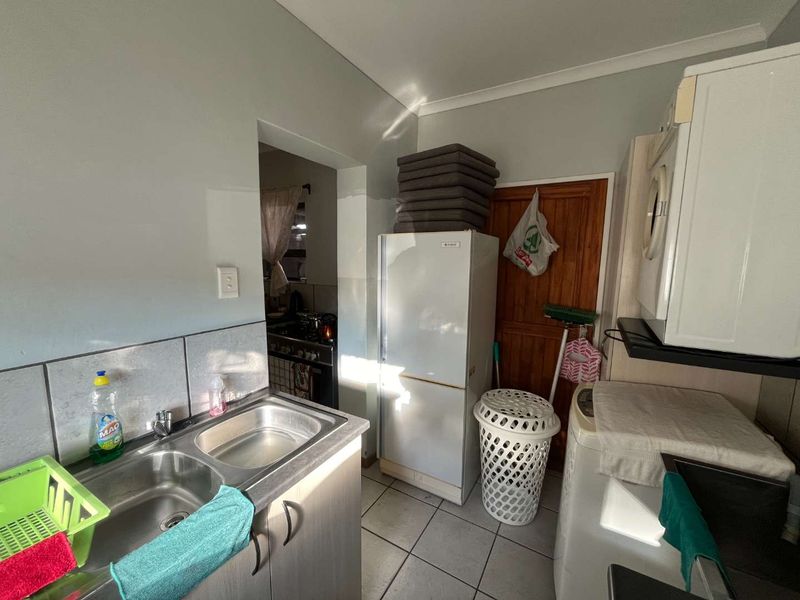 Immaculate 3-bedroom townhouse just outside Upington - Photo 9