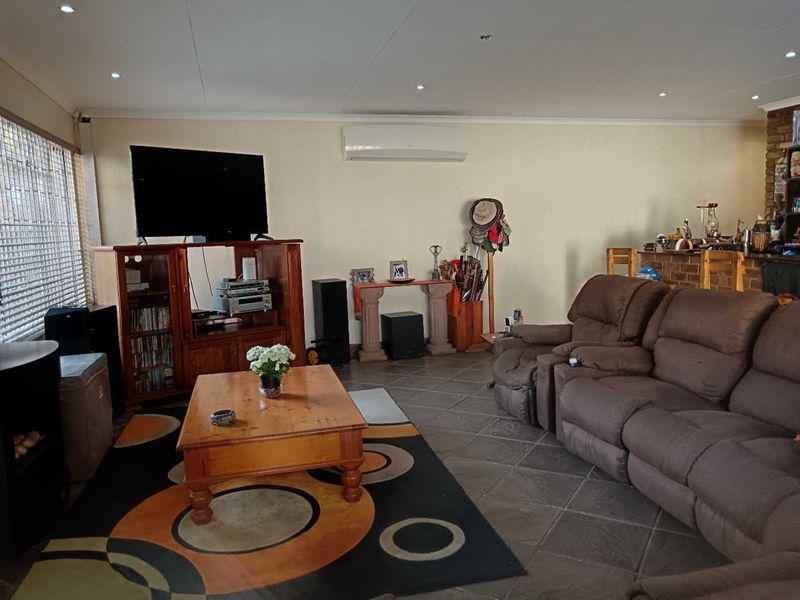 A Gem in the heart of Karenpark, a must see. - Photo 8