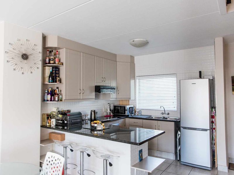 Gorgeous 2 bed, 2 bath apartment for sale in Abbington - Photo 2