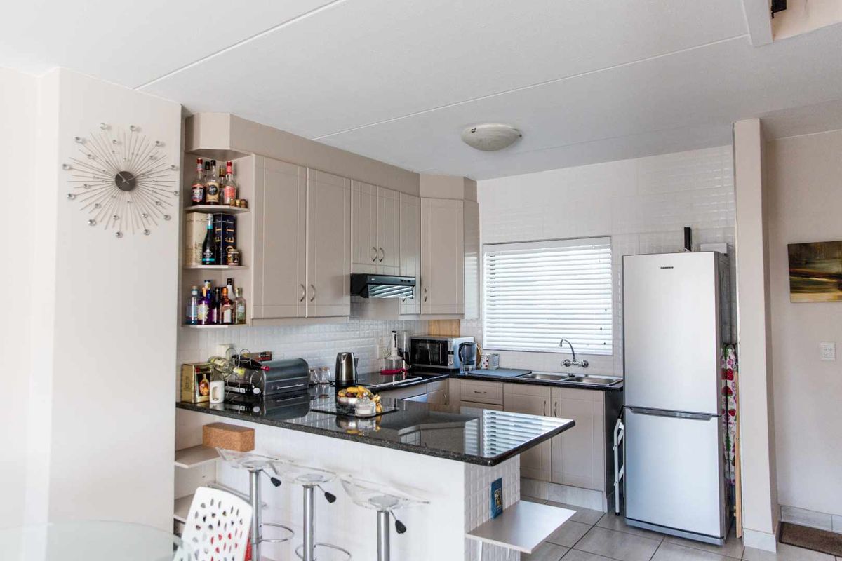 Gorgeous 2 bed, 2 bath apartment for sale in Abbington - Photo 2