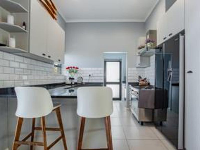 Modern, Secure & Spacious 3 Bedroom Home in Wellington - Photo 6