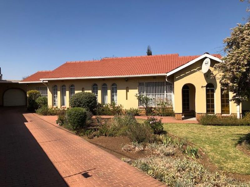 3 Bedroom House with lots of potential in Verwoerdpark! - Photo 2