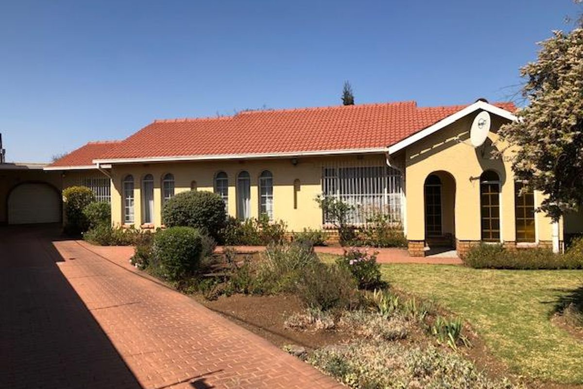 3 Bedroom House with lots of potential in Verwoerdpark! - Photo 2