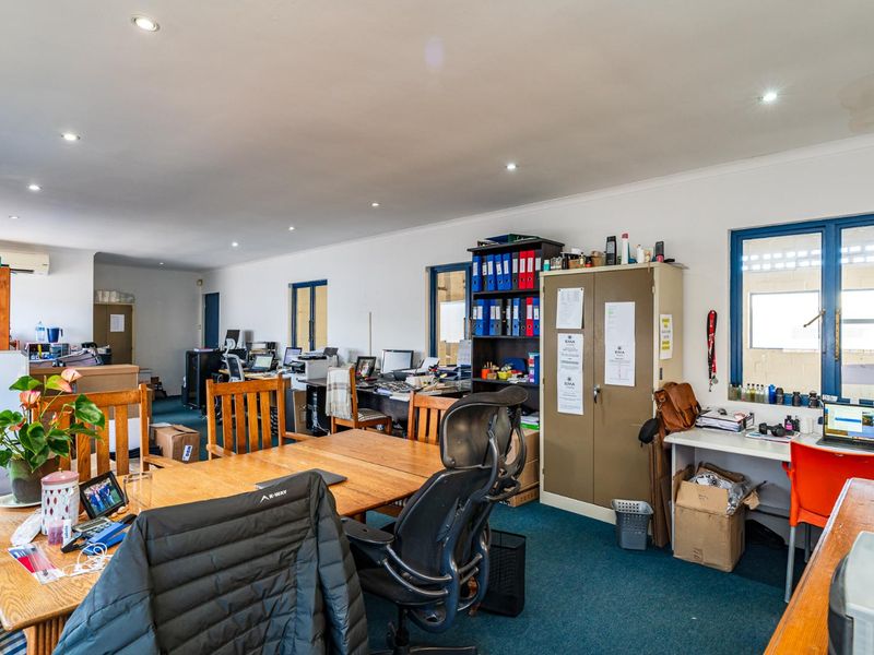 Secure CCTV-Monitored Unit in Prime Industrial Park - Photo 9