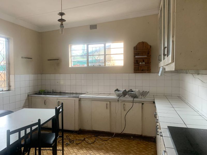 Rosettenville Haven: Comfortable Living with Income Potential - Photo 3