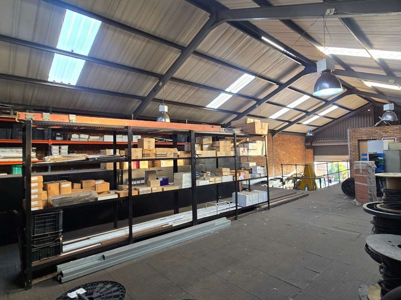 Industrial Workshop with Offices, Mezzanine Storage & Excellent Access - Photo 10