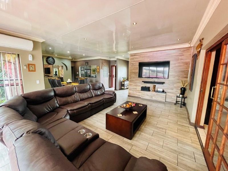 Elegant Living Meets Outdoor Bliss, with Pool, Study & Gym. - Photo 7