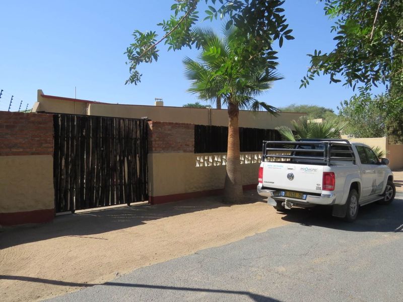 Lovely Family home for sale in a quiet and safe area of Okahandja! With a sparkling swimmingpool and 2 extra seperate flats! - Photo 3