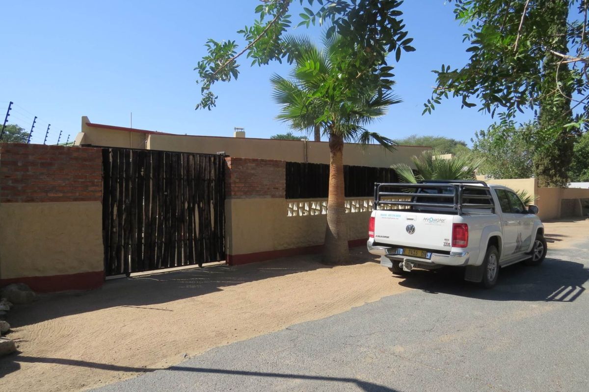 Lovely Family home for sale in a quiet and safe area of Okahandja! With a sparkling swimmingpool and 2 extra seperate flats! - Photo 3