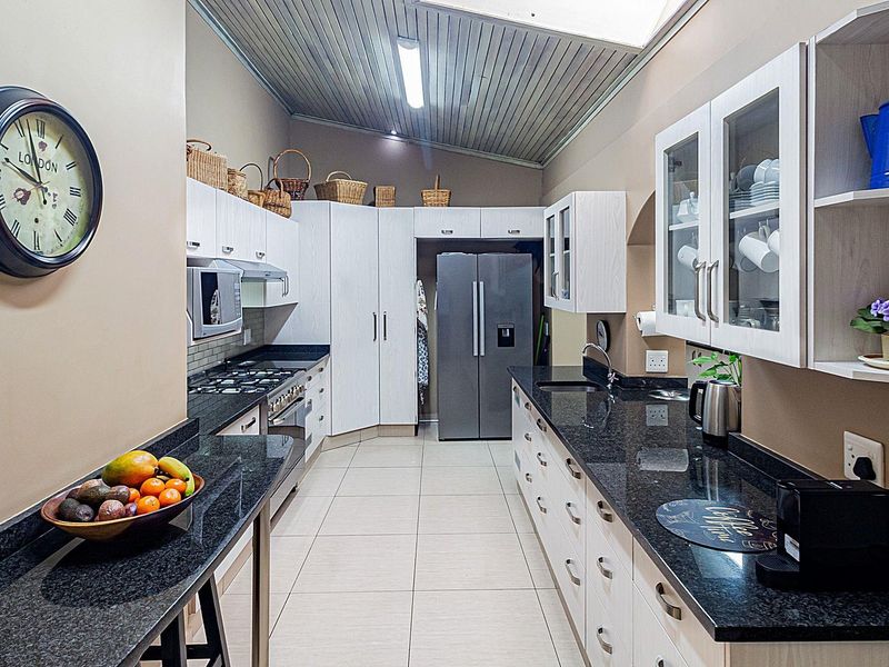 Exceptional 4-Bedroom House with 3 Flatlets - Photo 8