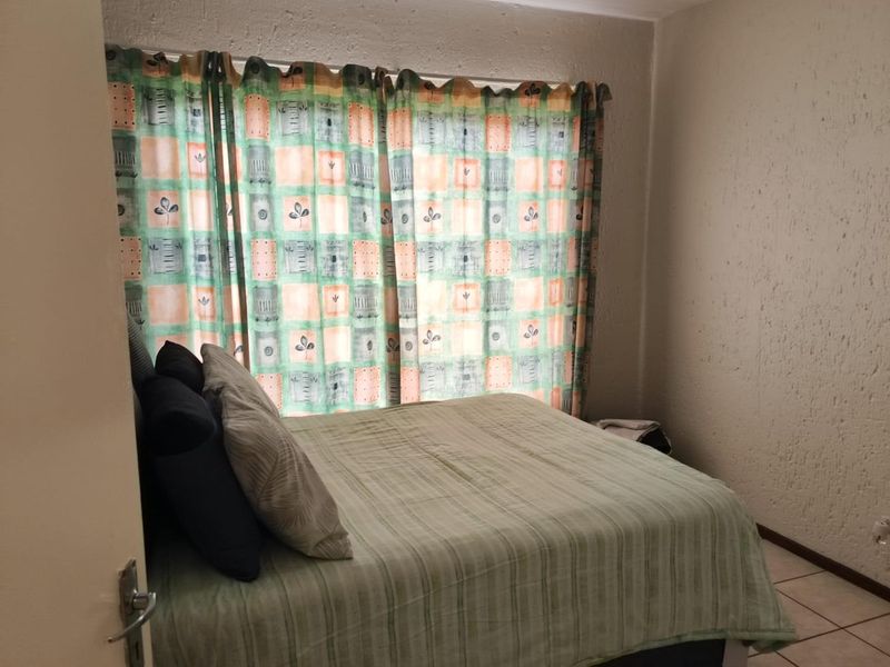 2 bed 2nd floor unit in Well Maintained Complex, close to East rand Mall + 24 hour guard! - Photo 3