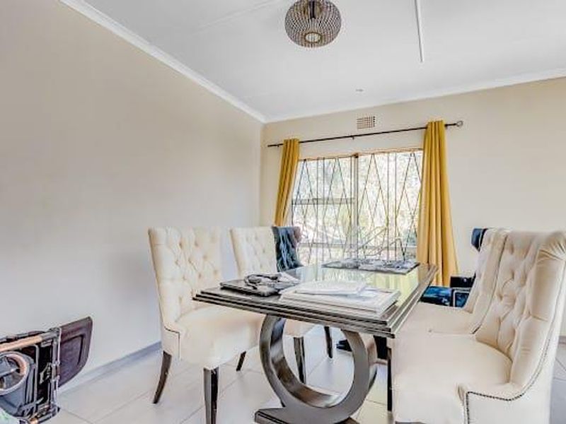 Spacious Family Home with Income-Generating Flatlets - Photo 4