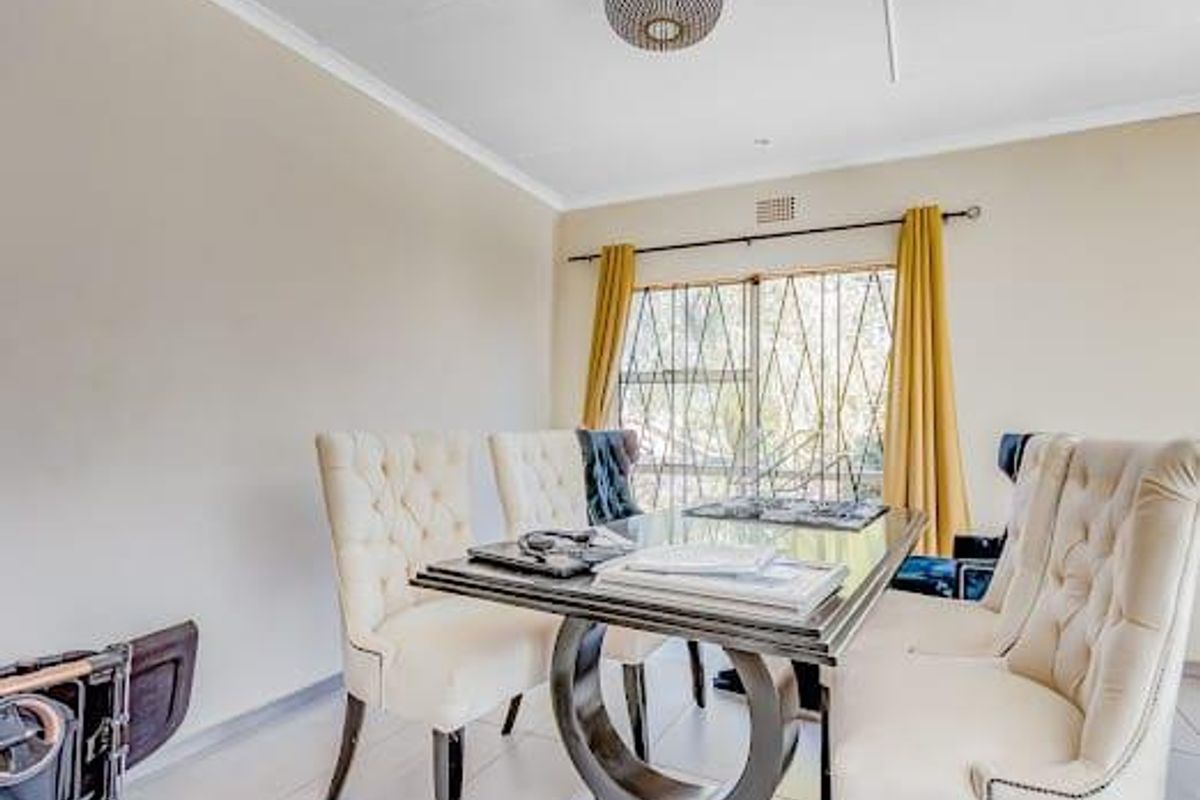 Spacious Family Home with Income-Generating Flatlets - Photo 4