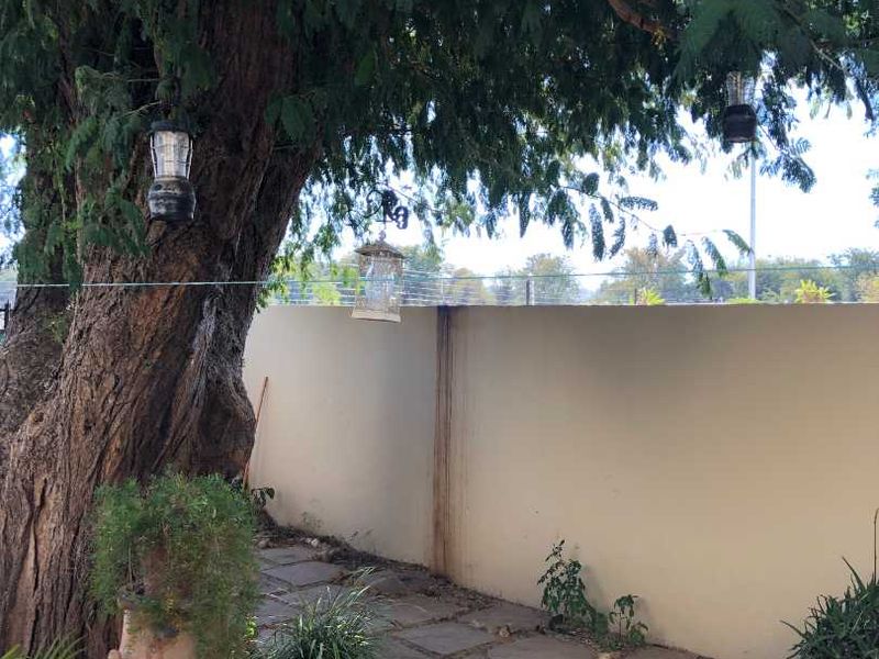 Quiet, well-built unit in dead-end street - Photo 3