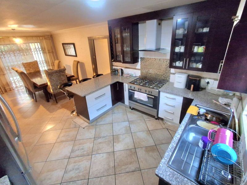 Elegant 4-Bedroom Family Home in The Orchards - Photo 9