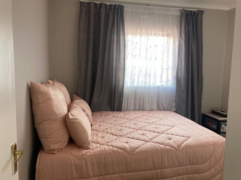 Riverside View Ext 35- R 1 200 000 Lovely family home !! - Photo 7