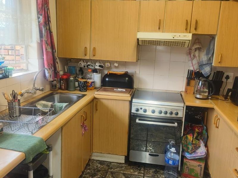 SPACIOUS 2 BED TOWNHOUSE IN WEAVINDPARK - Photo 4