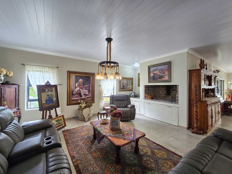 Three bedroom family home for sale in sought after area of Stilbaai. - Photo 5