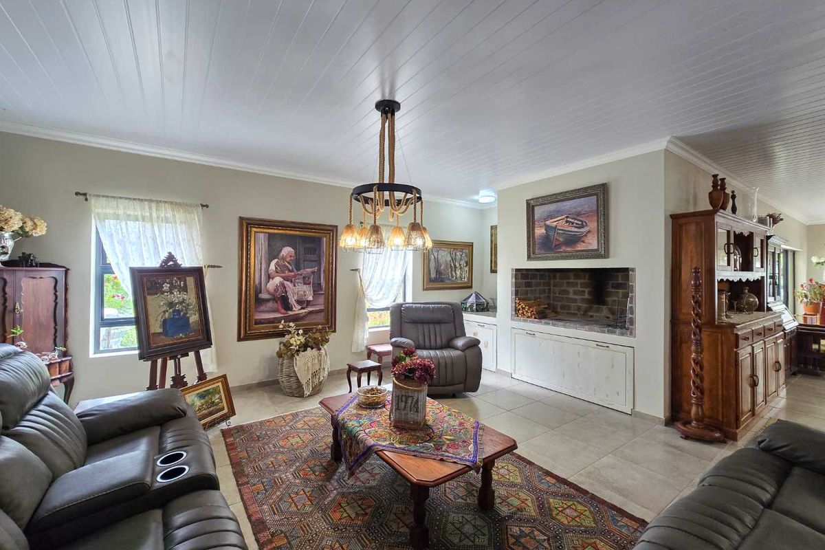 Three bedroom family home for sale in sought after area of Stilbaai. - Photo 5