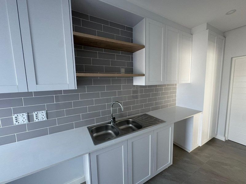 Modern 5-Bedroom Family Home with Exceptional Space & Seamless Indoor-Outdoor Living in Sandown - Photo 5