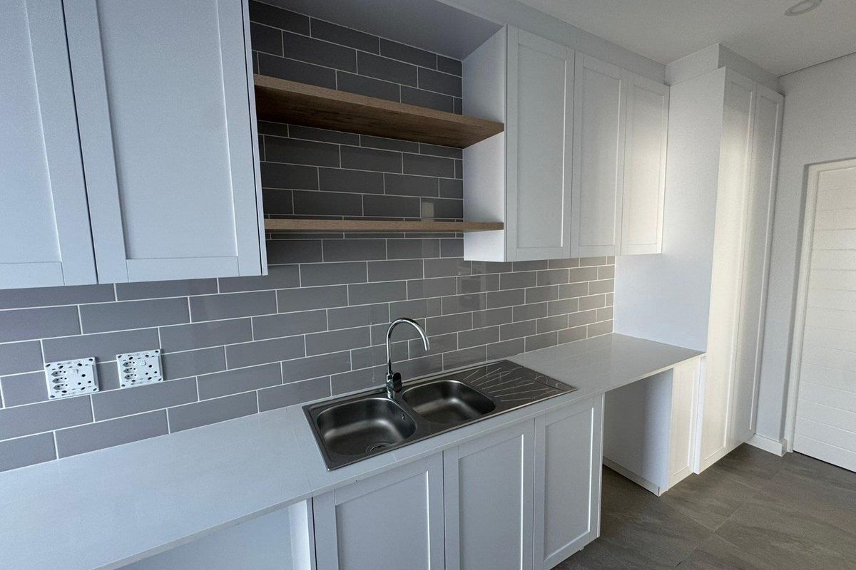 Modern 5-Bedroom Family Home with Exceptional Space & Seamless Indoor-Outdoor Living in Sandown - Photo 5