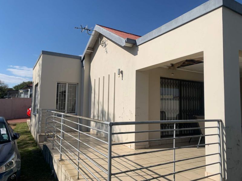 Spacious 3-Bedroom Family Home with Income-Generating Flatlet on a Prime Corner Stand - Photo 1