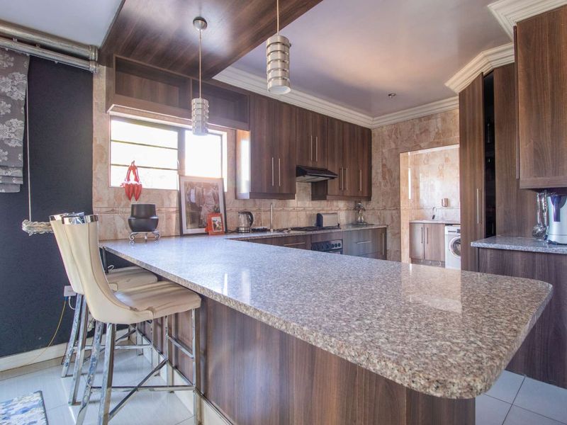 Luxury Living Awaits  available immediately in Rayton Estate's Family Haven - Fully Furnished - Photo 2