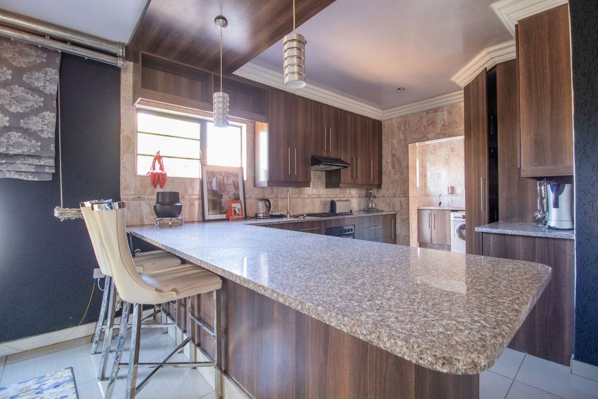 Luxury Living Awaits  available immediately in Rayton Estate's Family Haven - Fully Furnished - Photo 2