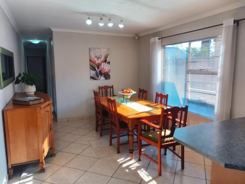 3 spacious bedroom face brick cluster, with a pool and garage! - Photo 4
