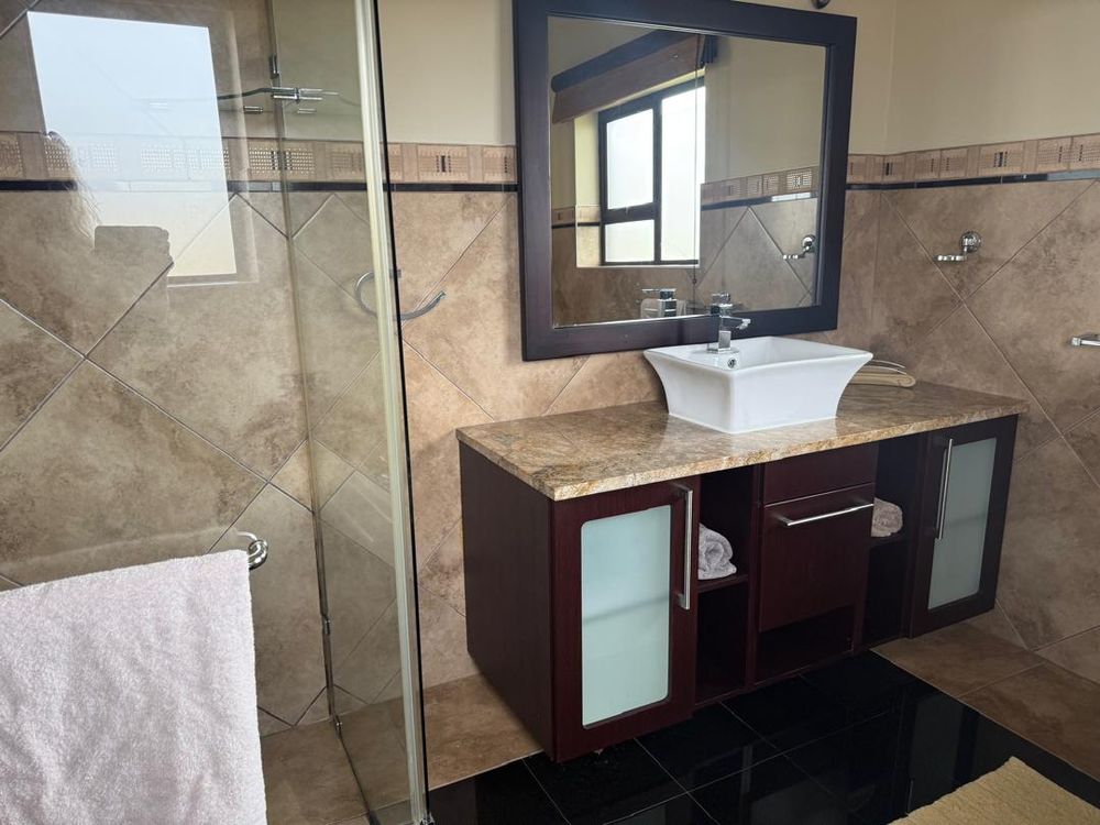 Bedroom 2 en suite bathroom on ground floor