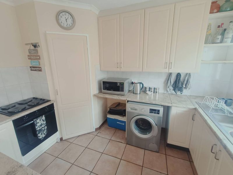 BEAUTIFUL TOWNHOUSE FOR SALE IN SECURE COMPLEX IN HENNOPSPARK!!!! - Photo 2