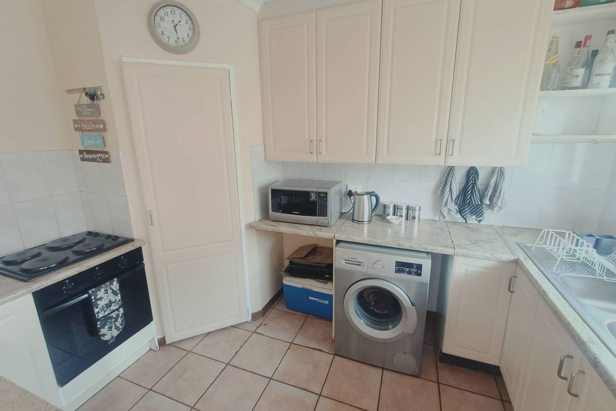 BEAUTIFUL TOWNHOUSE FOR SALE IN SECURE COMPLEX IN HENNOPSPARK!!!! - Photo 2