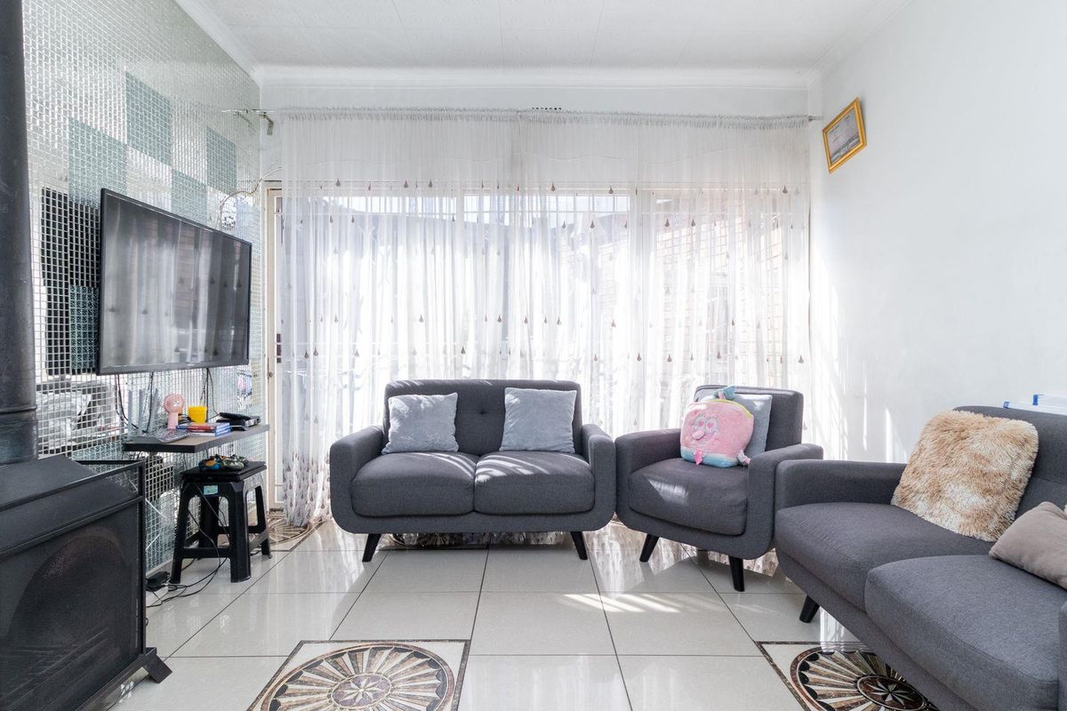 Open-Plan Elegance: Your Dream Townhouse Awaits! - Photo 4