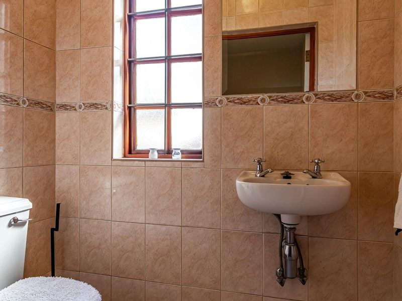 Newly Renovated 3 Bedroom Townhouse with Spacious Living Areas - Photo 5