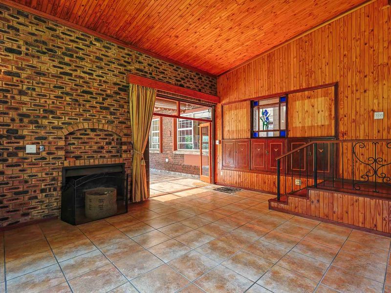 Elegant Family Living with Flatlet & Views in Prestigious Waterkloof Ridge - Photo 7