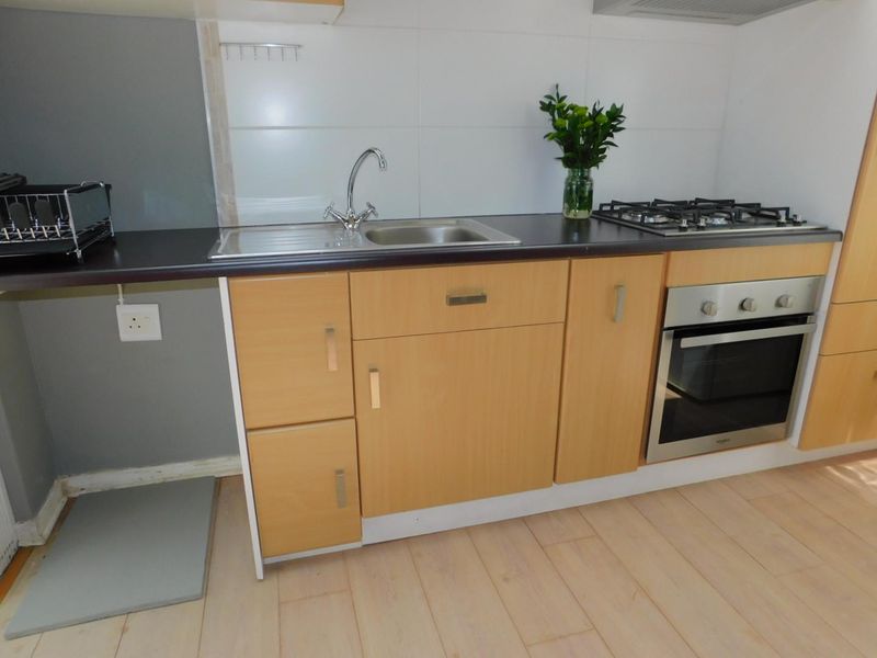 Charming 1 bedroom Garden Apartment available in the Heart of Craighall - Photo 2