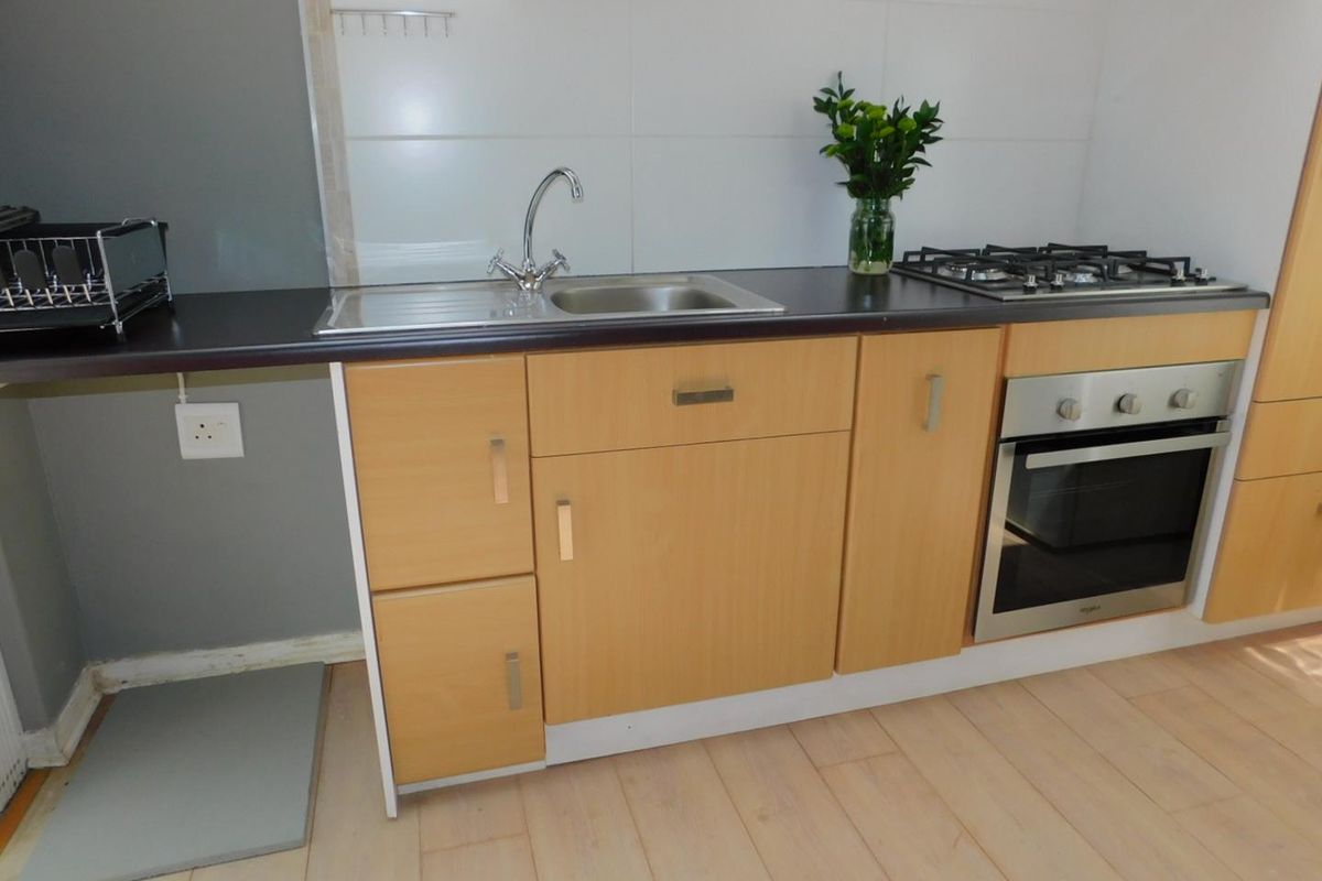 Charming 1 bedroom Garden Apartment available in the Heart of Craighall - Photo 2