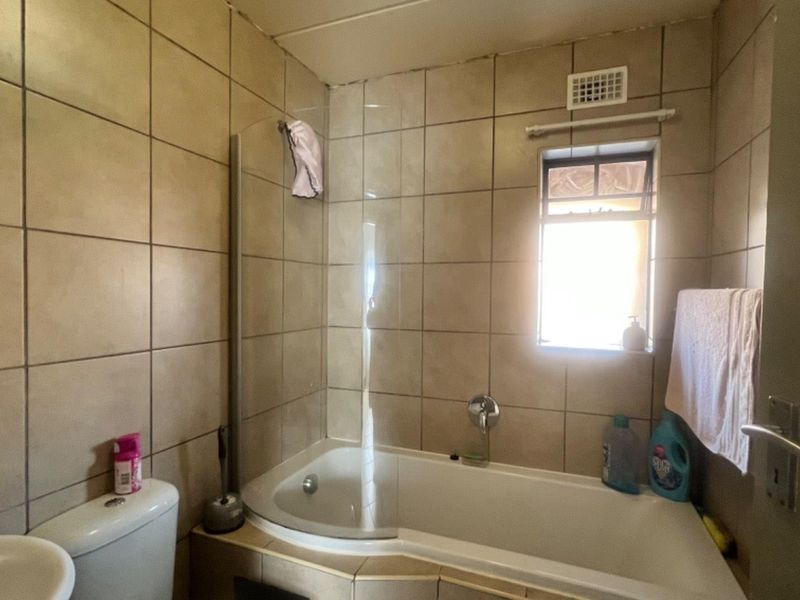 Ground Floor Gem: 2 Bedrooms, Private Garden & Kids’ Playground - Photo 6
