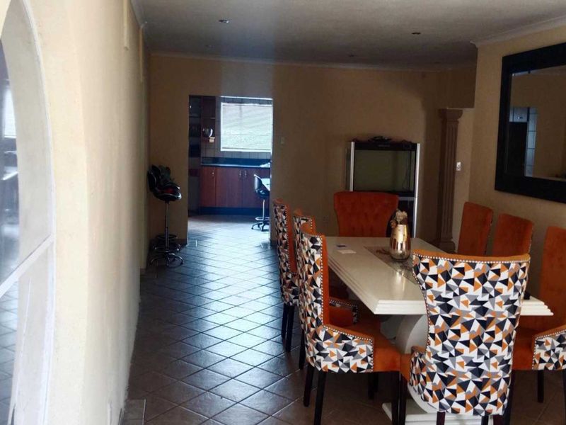Home with great potential awaits you - Photo 3