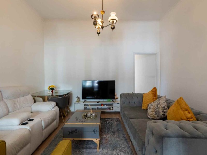 Charming 2-Bedroom Home with Rooftop Entertainment Area in the Heart of Sea Point - Photo 2