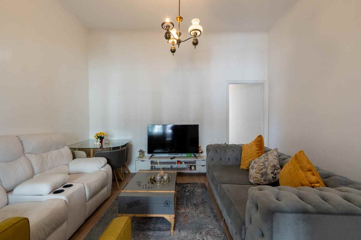Charming 2-Bedroom Home with Rooftop Entertainment Area in the Heart of Sea Point - Photo 2