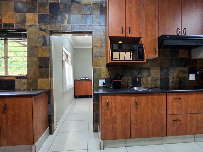 4 Bedroom House For Sale in Nimrod Park. - Photo 10