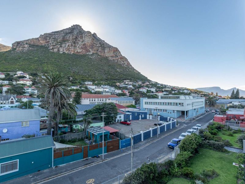 SECURE, SPACIOUS LOCK UP & GO APARTMENT - Photo 4